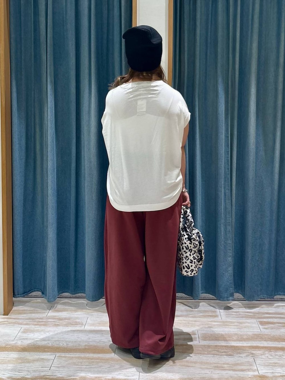 ホワイト系のTシャツ/カットソー、レッド系のスウェットパンツ、その他のハンドバッグを着用したレディースの夏コーディネートの3枚目の写真