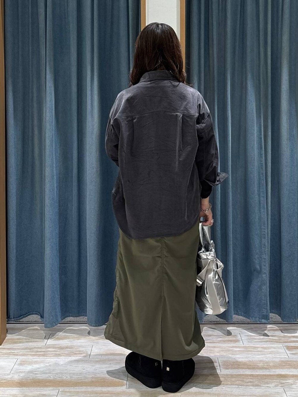 シルバー系のトートバッグ、グリーン系のスカート、グレー系のシャツ/ブラウスを着用したレディースの秋コーディネートの3枚目の写真