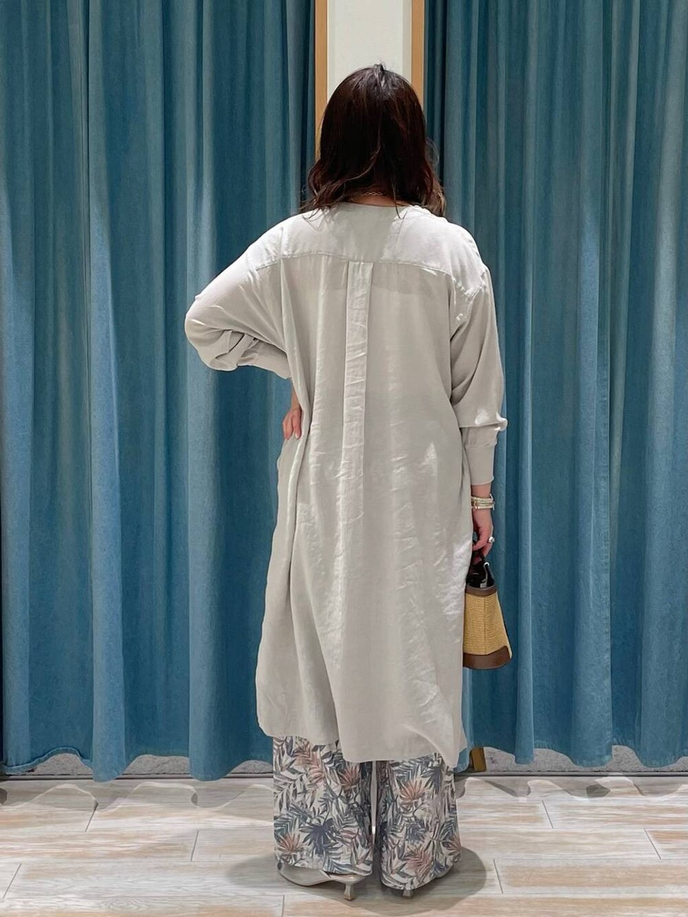 ホワイト系のキャミソール、グレー系のシャツワンピース、シルバー系のサンダルを着用したレディースの春コーディネートの3枚目の写真