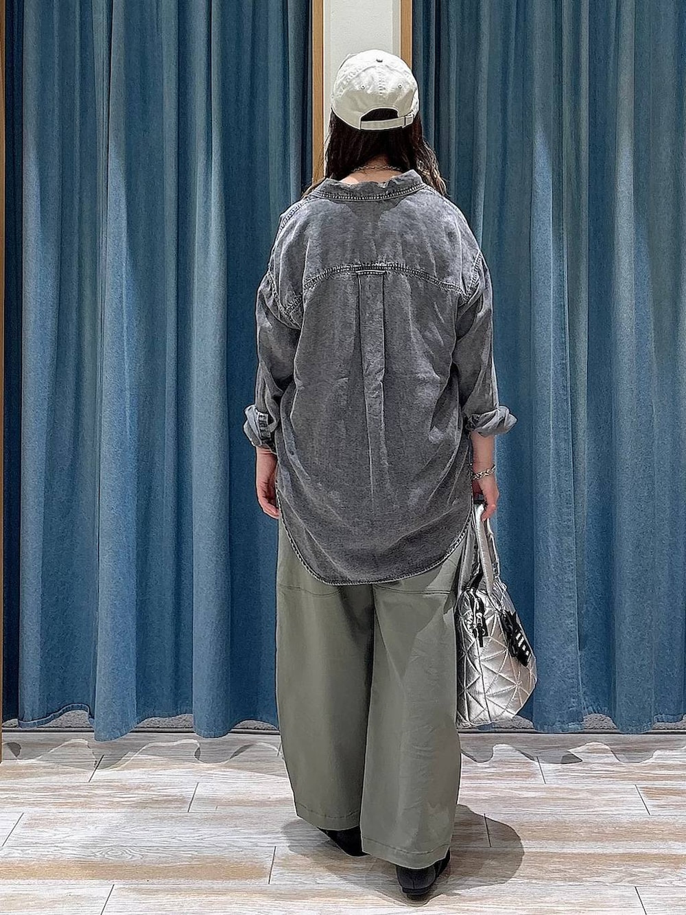 グレー系のシャツ/ブラウス、ブラック系のタンクトップ、グリーン系のその他パンツを着用したレディースの春コーディネートの3枚目の写真