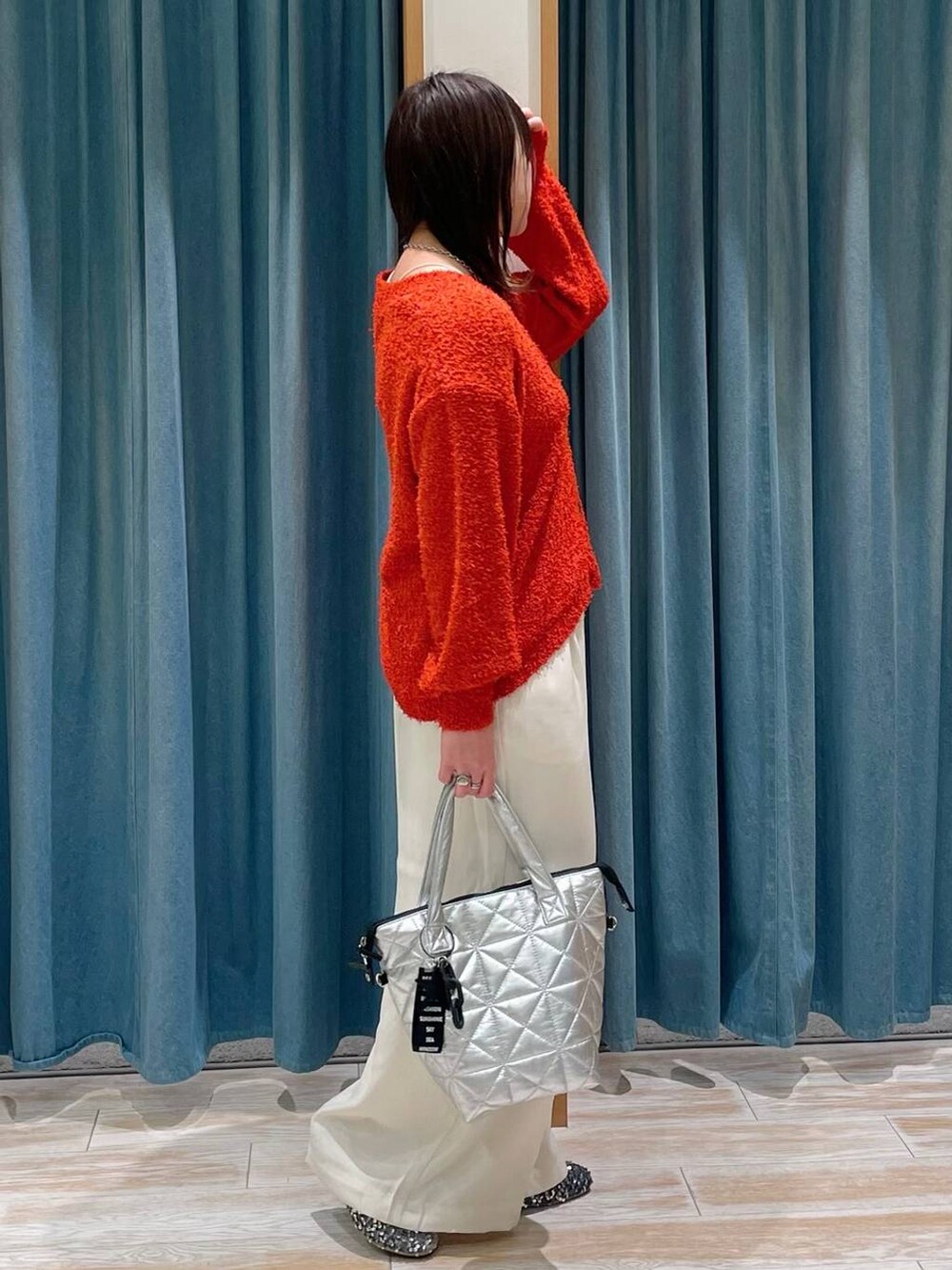 シルバー系のバレエシューズ、シルバー系のトートバッグ、ベージュ系のキャミソールを着用したレディースの春コーディネートの2枚目の写真