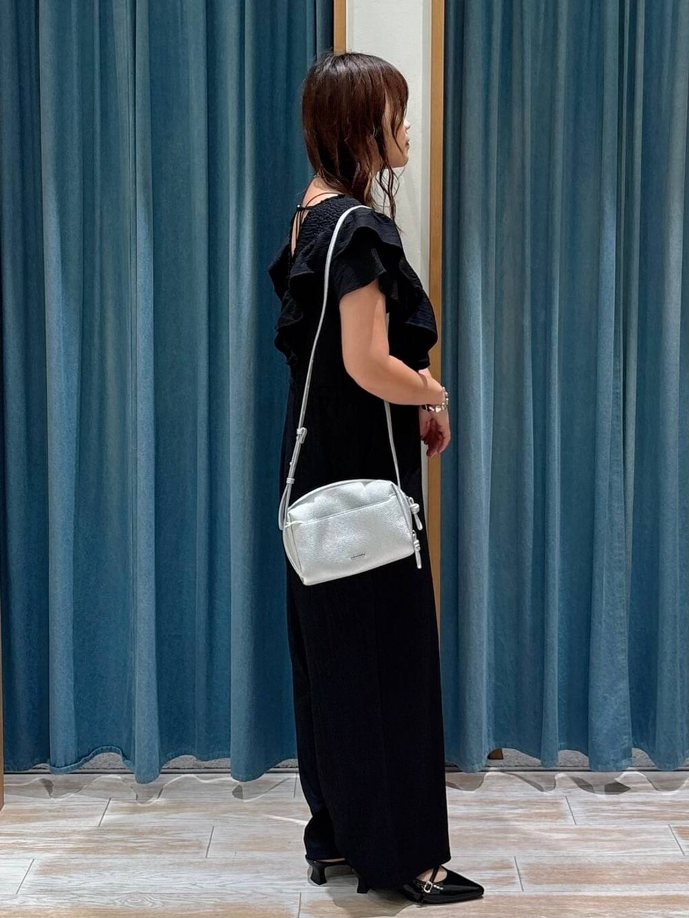 ブラック系のキャミソール、シルバー系のショルダーバッグ、ブラック系のその他シューズを着用したレディースの夏コーディネートの2枚目の写真