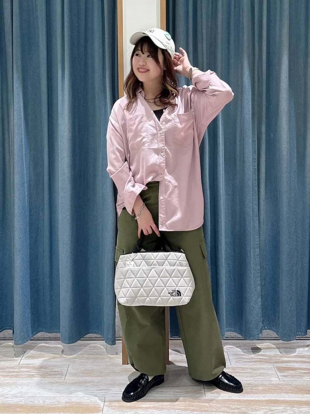 ベージュ系のトートバッグ、ピンク系のシャツ/ブラウス、ブラック系のローファーを着用したレディースの冬コーディネートの3枚目の写真