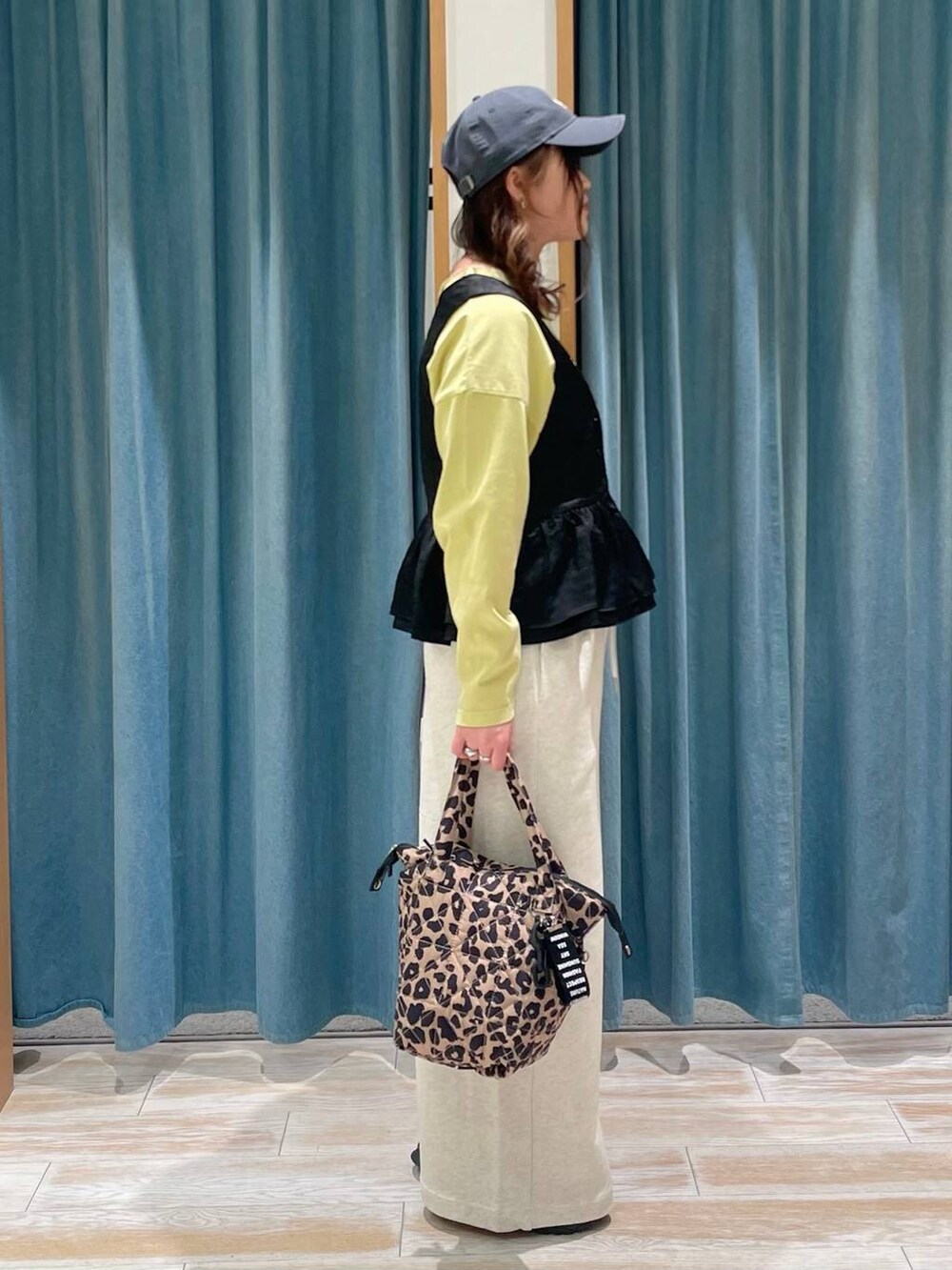 ベージュ系のスウェットパンツ、その他のトートバッグ、ブラック系のサンダルを着用したレディースの春コーディネートの2枚目の写真