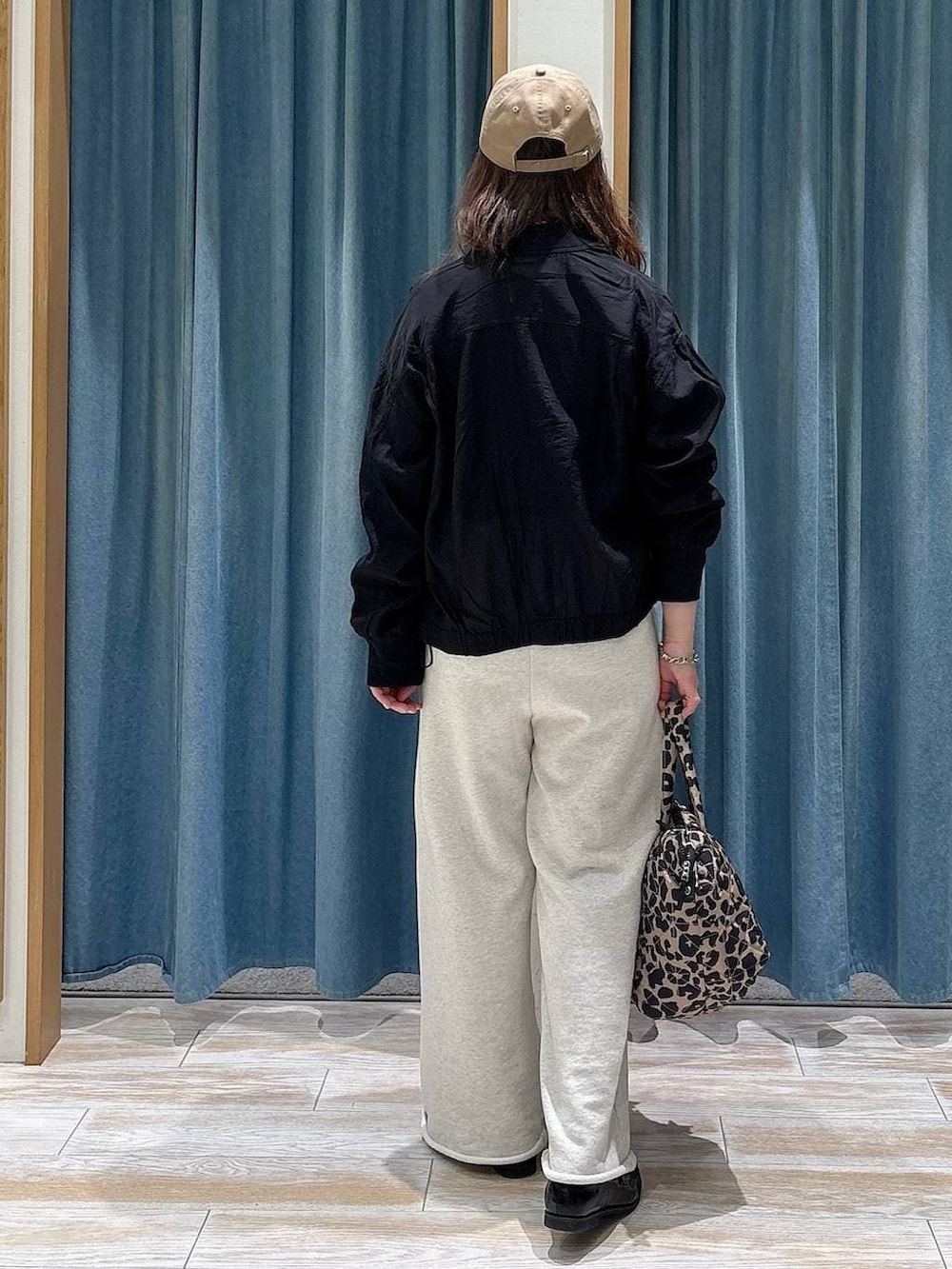 ブラック系のTシャツ/カットソー、ブラック系のローファー、ブラック系のブルゾンを着用したレディースの春コーディネートの3枚目の写真