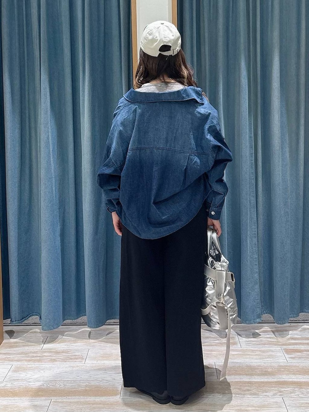 シルバー系のトートバッグ、ブラック系のローファー、ブラック系のその他パンツを着用したレディースの春コーディネートの3枚目の写真