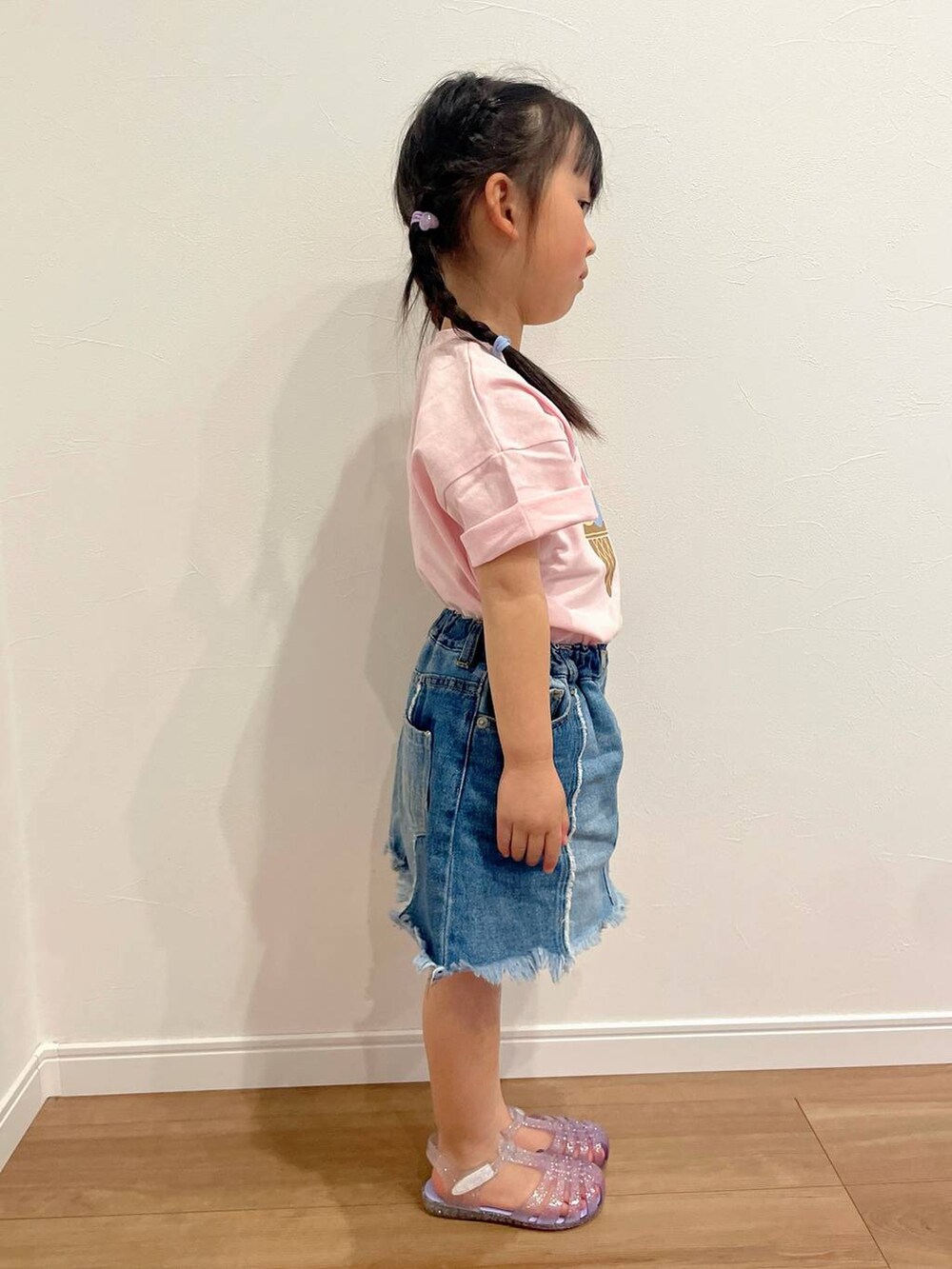 ブルー系のデニムスカートを着用したキッズの春コーディネートの2枚目の写真