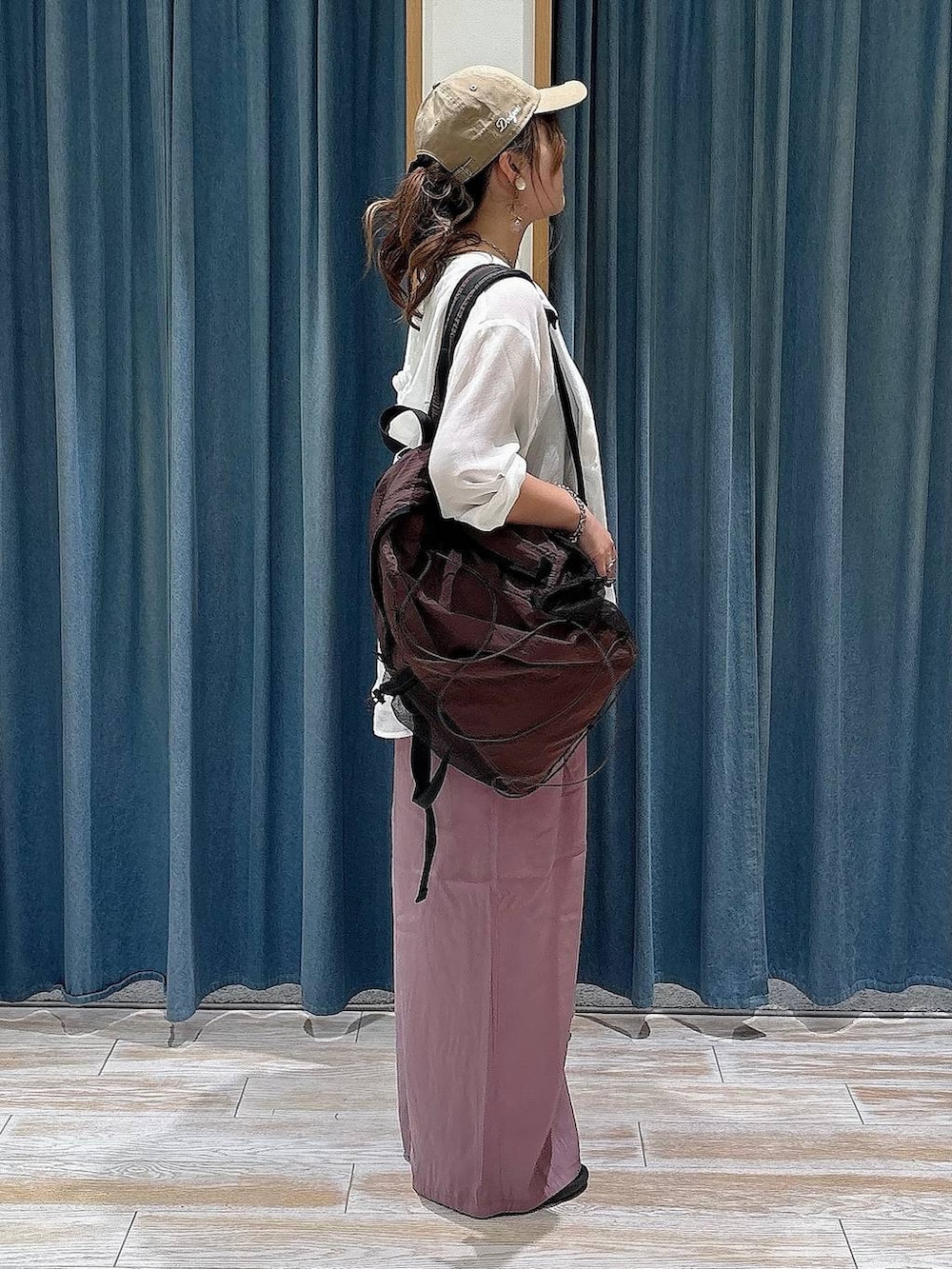 パープル系のその他パンツ、ブラウン系のバックパック/リュック、ブラック系のサンダルを着用したレディースの夏コーディネートの2枚目の写真