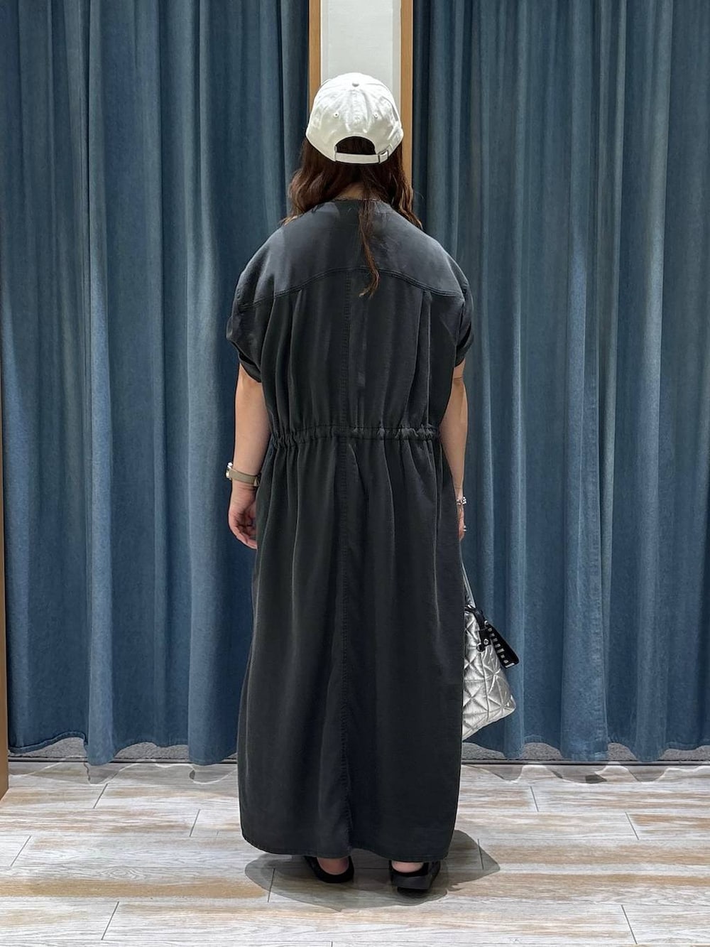 パープル系のその他パンツ、ブラック系のサンダル、グレー系のワンピースを着用したレディースの夏コーディネートの3枚目の写真