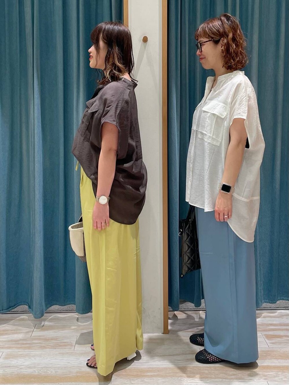 ホワイト系のキャミソール、グレー系のシャツ/ブラウス、ホワイト系のシャツ/ブラウスを着用したレディースの春コーディネートの3枚目の写真