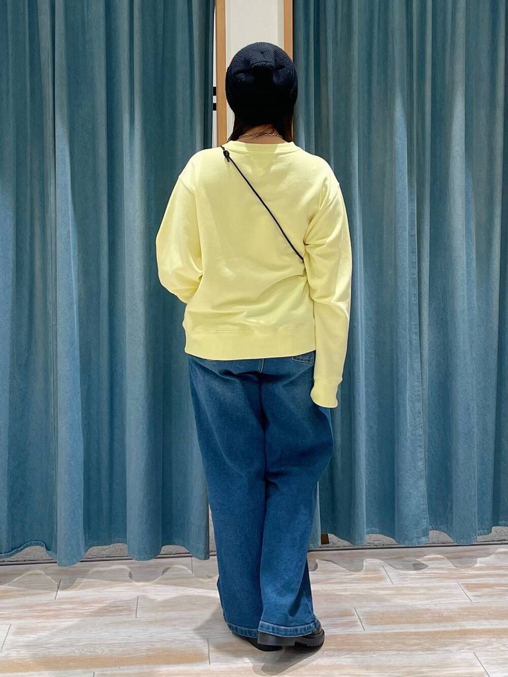 グレー系のショルダーバッグ、ブルー系のデニムパンツ、その他のローファーを着用したレディースの冬コーディネートの3枚目の写真