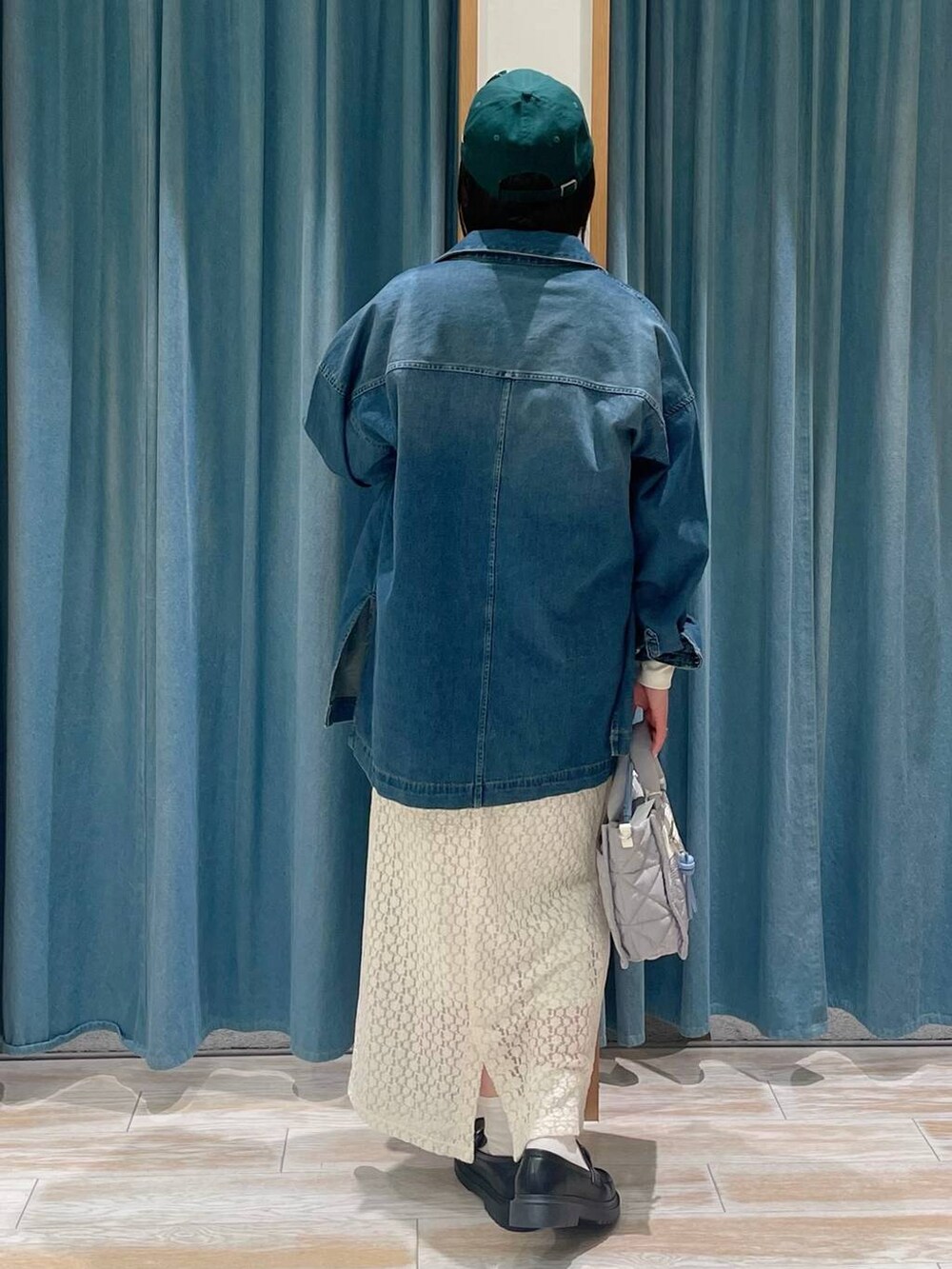 その他のローファー、ホワイト系のスカート、グレー系のショルダーバッグを着用したレディースの冬コーディネートの3枚目の写真