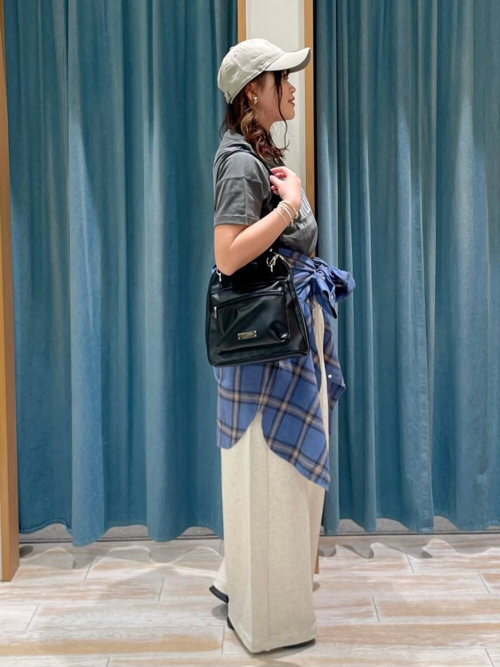 グレー系のTシャツ/カットソー、ブルー系のシャツ/ブラウス、ベージュ系のスウェットパンツを着用したレディースの春コーディネートの2枚目の写真