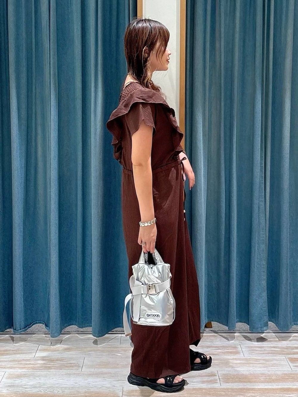 ブラック系のキャミソール、ブラック系のサンダル、シルバー系のショルダーバッグを着用したレディースの秋コーディネートの2枚目の写真