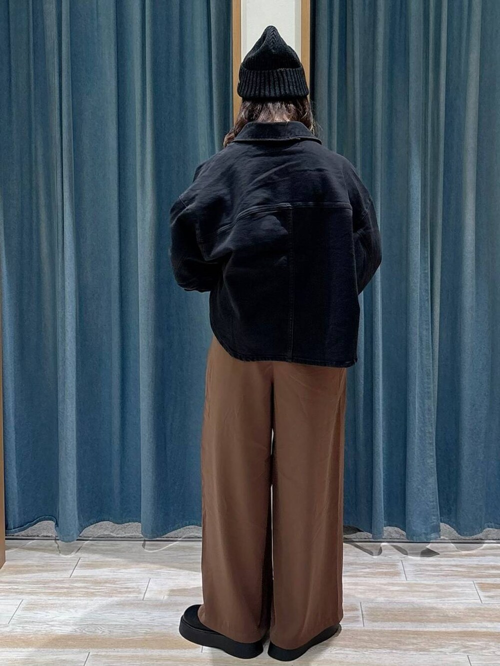 ブラウン系のその他パンツ、ブラック系のサンダル、ブラック系のシャツ/ブラウスを着用したレディースの秋コーディネートの3枚目の写真