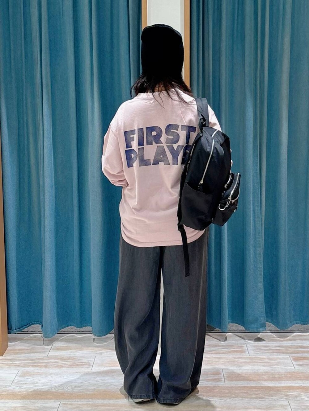 ブラック系のその他パンツ、ブラック系のバックパック/リュック、ピンク系のTシャツ/カットソーを着用したレディースの秋コーディネートの3枚目の写真