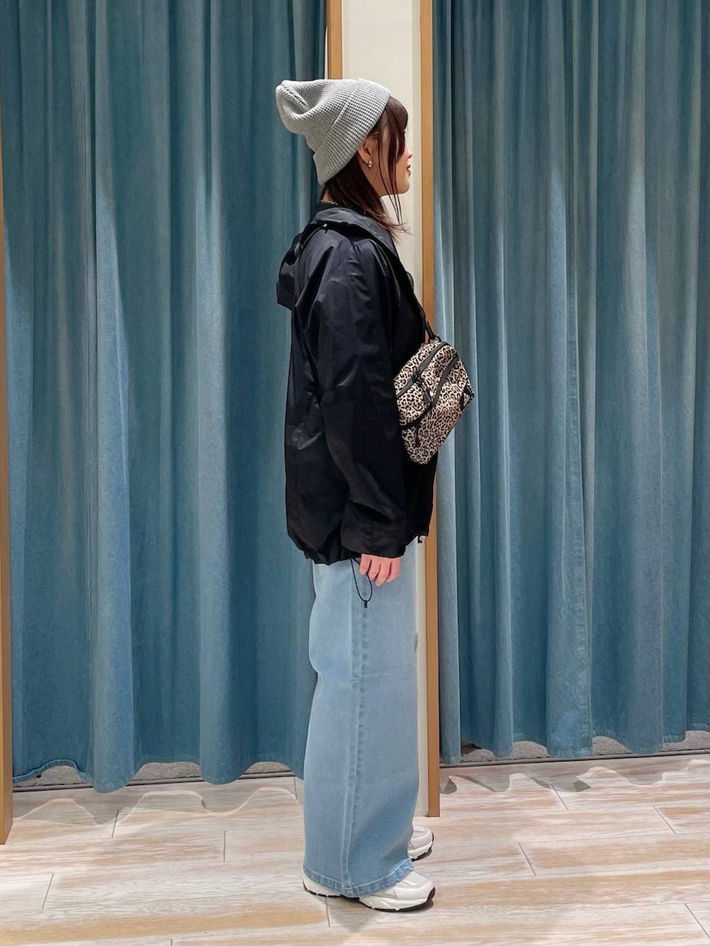 ブラック系のTシャツ/カットソー、その他のショルダーバッグ、ブルー系のデニムパンツを着用したレディースの冬コーディネートの2枚目の写真