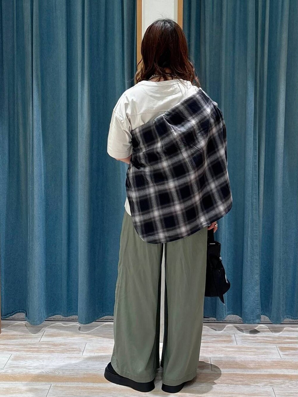 グリーン系のその他パンツ、ベージュ系のTシャツ/カットソー、ブラック系のシャツ/ブラウスを着用したレディースの夏コーディネートの3枚目の写真