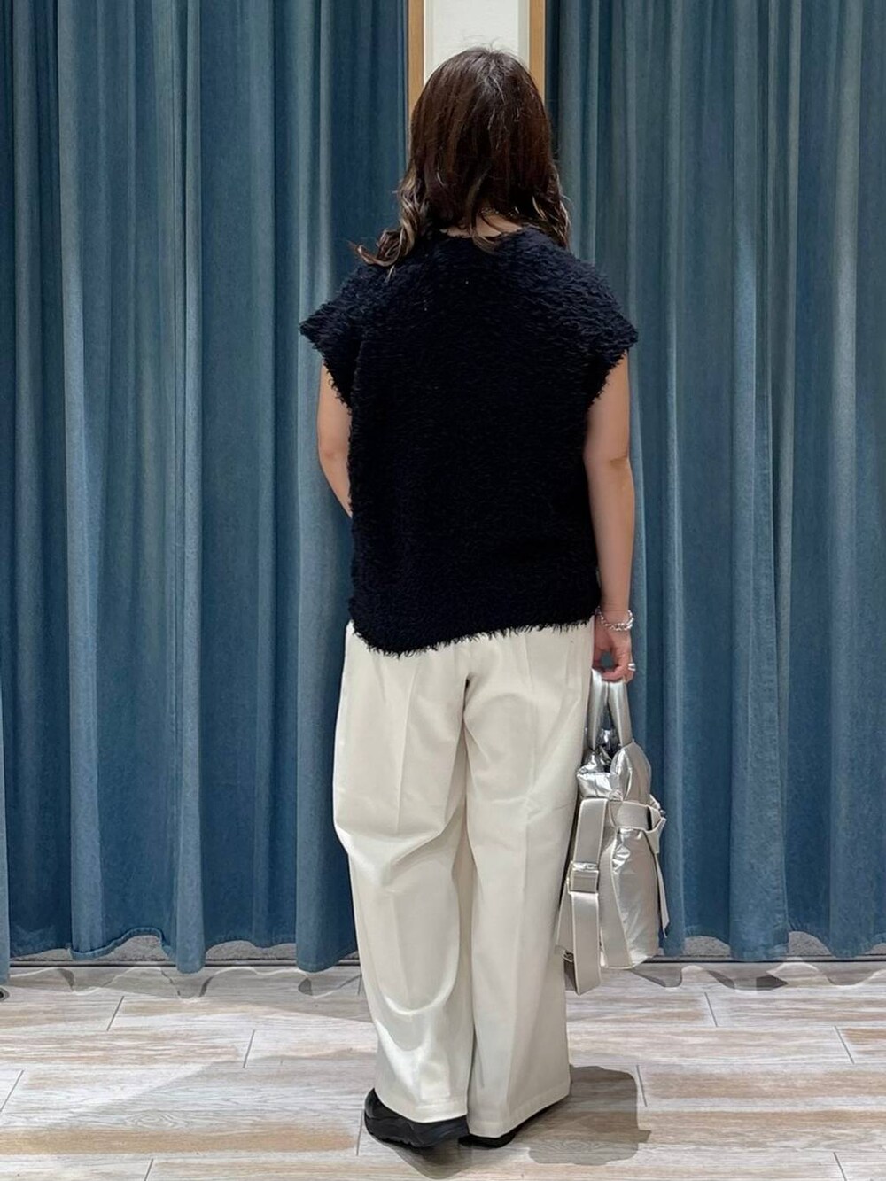 シルバー系のトートバッグ、ベージュ系のその他パンツ、ブラウン系のキャミソールを着用したレディースの秋コーディネートの3枚目の写真