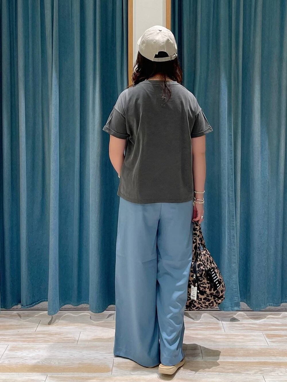 グレー系のTシャツ/カットソー、ブルー系のその他パンツ、その他のトートバッグを着用したレディースの春コーディネートの3枚目の写真