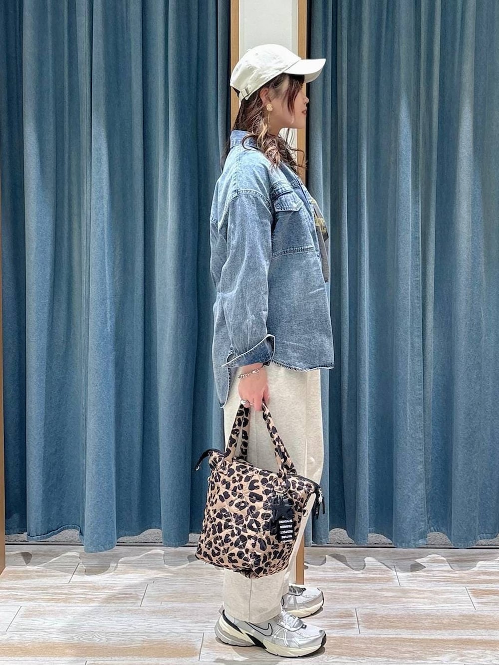 グレー系のTシャツ/カットソー、ブルー系のシャツ/ブラウス、ベージュ系のその他パンツを着用したレディースの春コーディネートの2枚目の写真