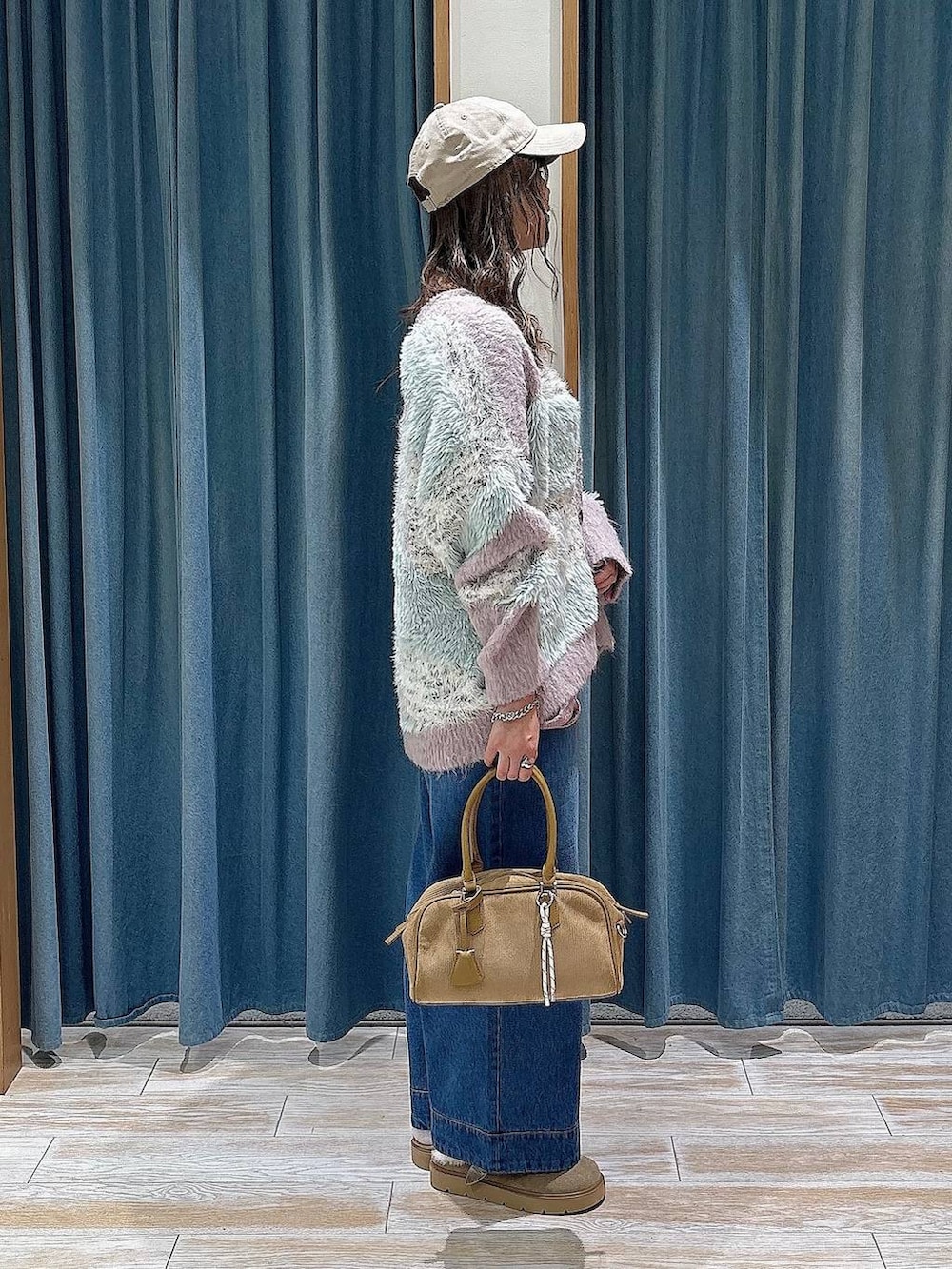 ブルー系のその他パンツ、パープル系のカーディガン/ボレロ、ベージュ系のその他シューズを着用したレディースの秋コーディネートの2枚目の写真