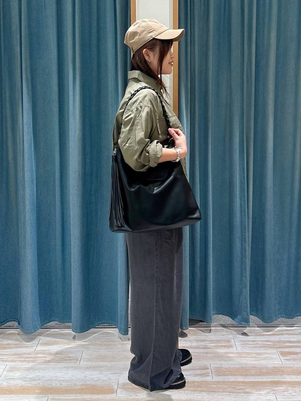 ブラック系のキャミソール、ブラック系のその他パンツ、グリーン系のシャツ/ブラウスを着用したレディースの夏コーディネートの2枚目の写真