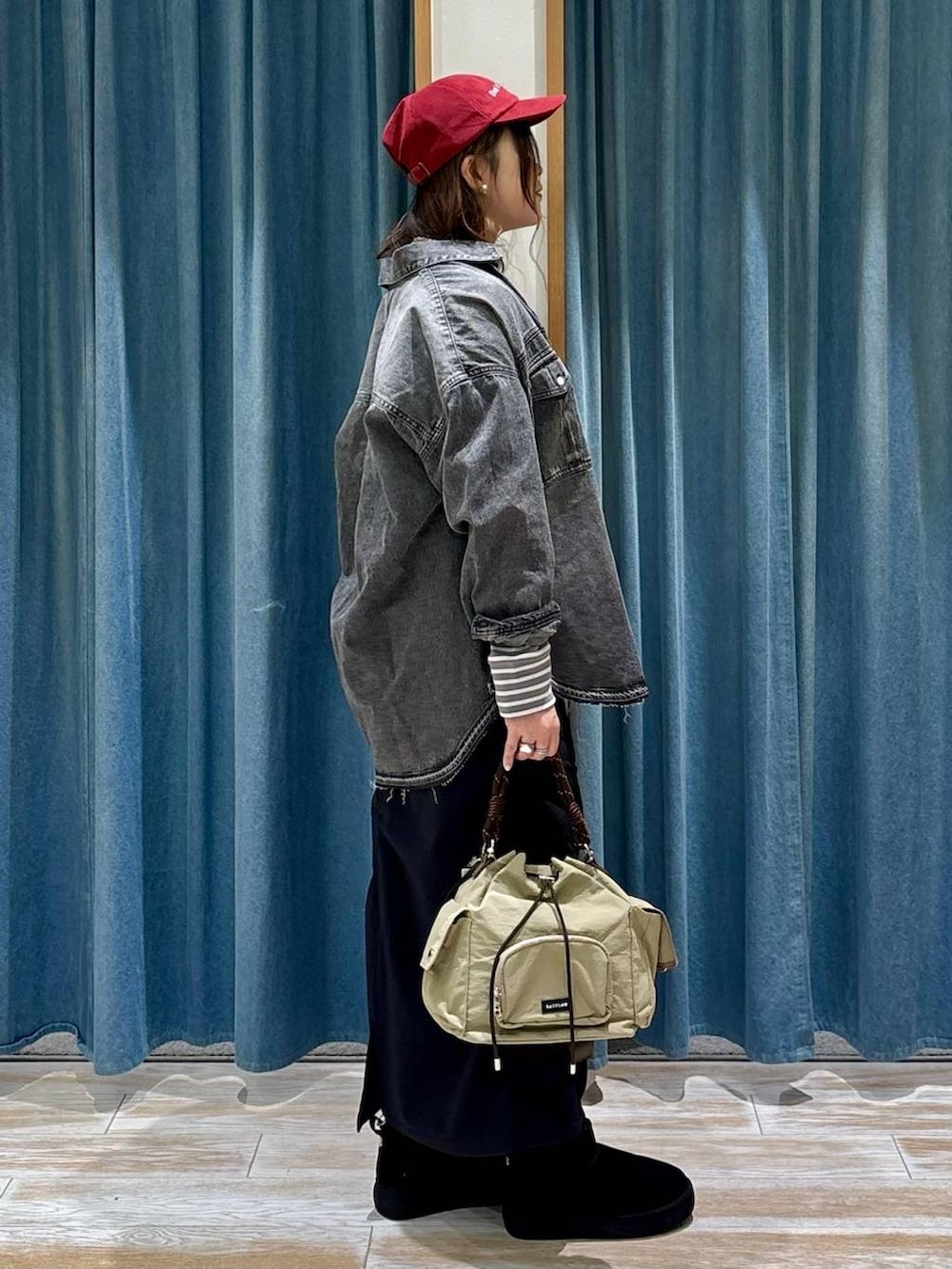 ブラック系のスカート、グレー系のTシャツ/カットソー、ブラック系のシャツ/ブラウスを着用したレディースの秋コーディネートの2枚目の写真