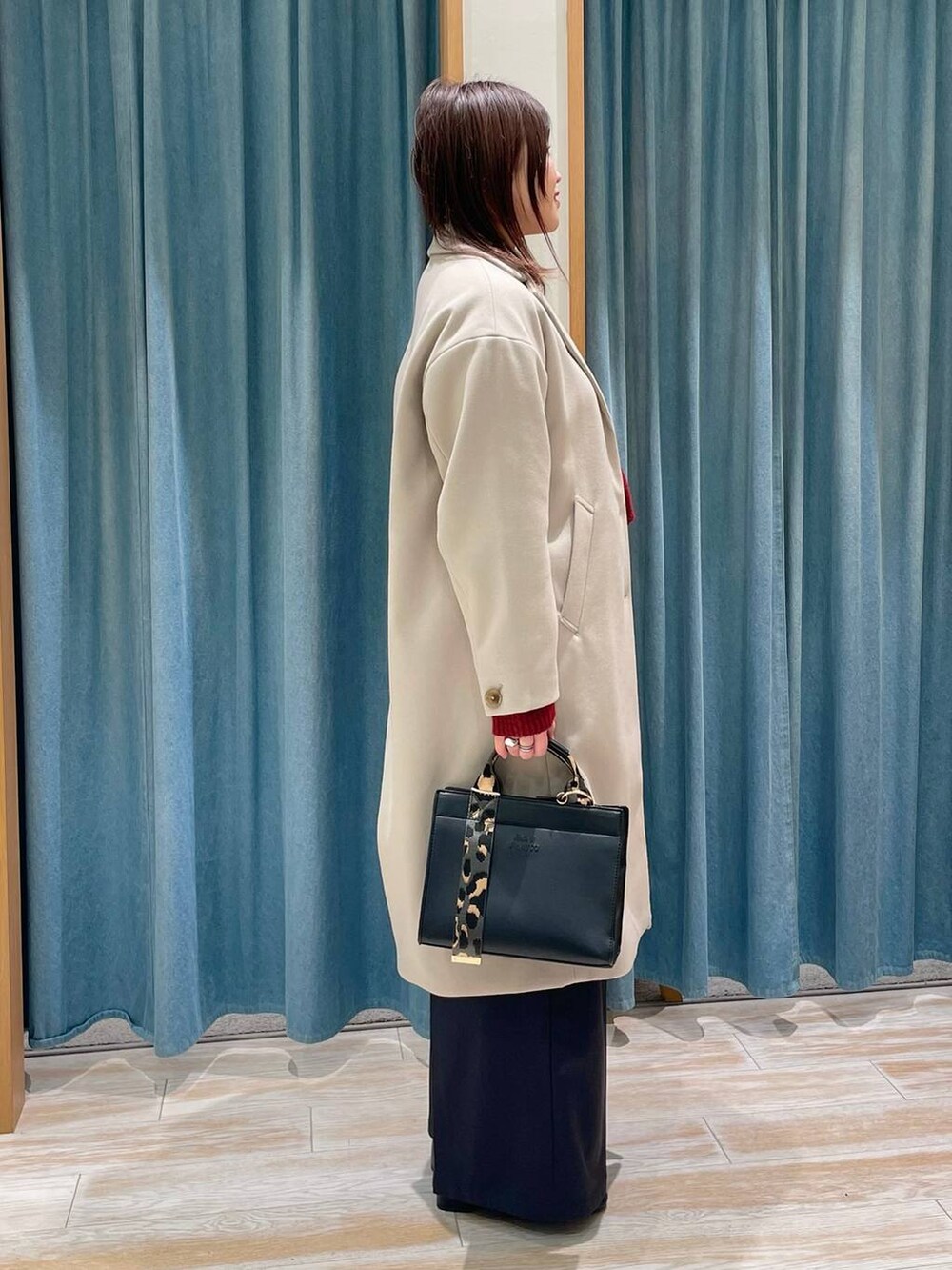 ブラック系のブーツ、ブラック系のハンドバッグ、ブラック系のその他パンツを着用したレディースの冬コーディネートの2枚目の写真