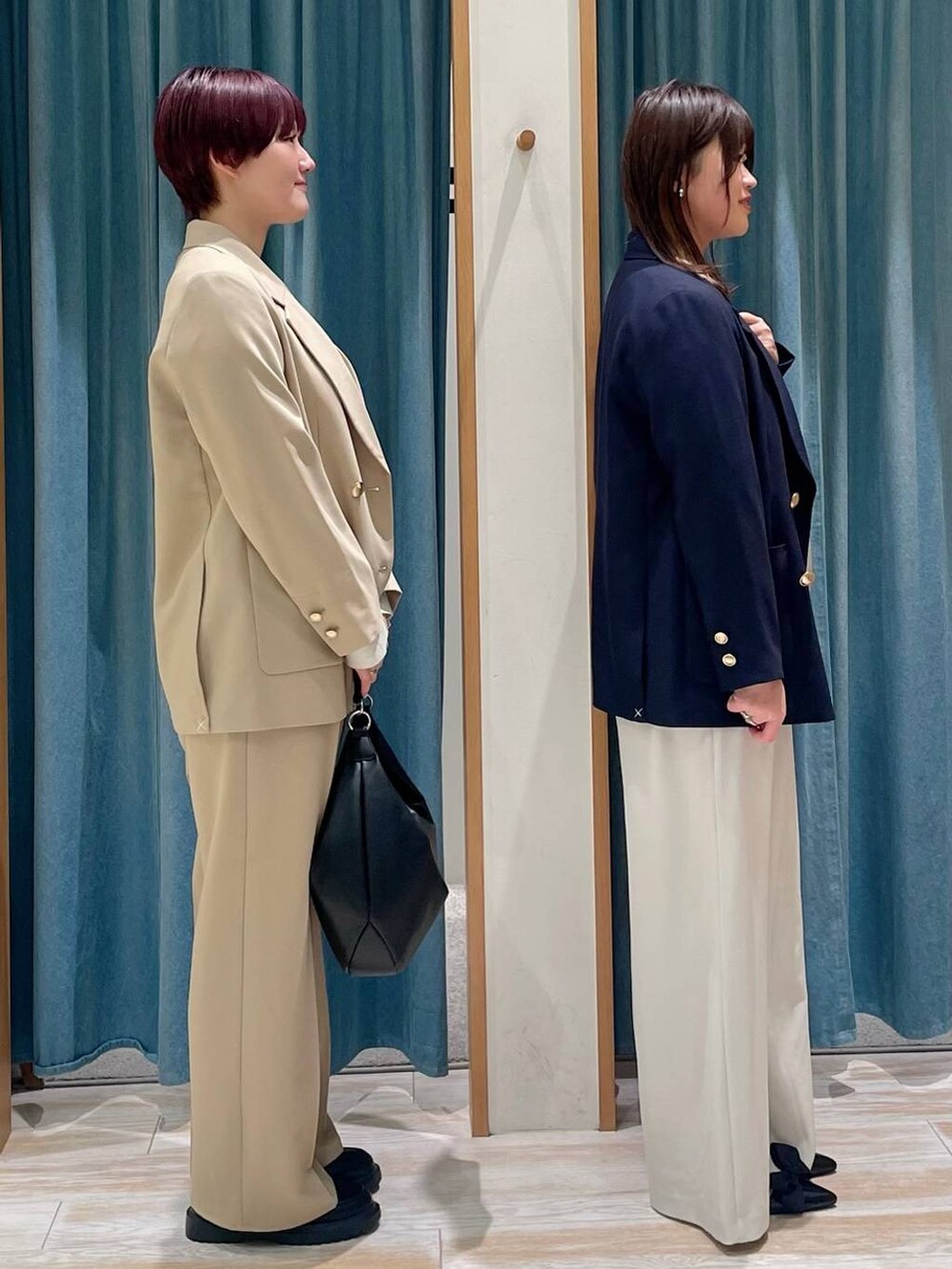 ホワイト系のニット/セーター、ベージュ系のその他パンツ、ベージュ系のテーラードジャケットを着用したレディースの冬コーディネートの2枚目の写真