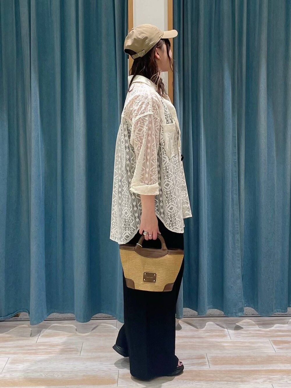 ホワイト系のキャミソール、ブラック系のサロペット/オーバーオール、ホワイト系のシャツ/ブラウスを着用したレディースの春コーディネートの2枚目の写真