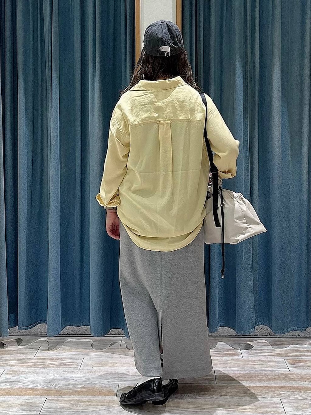 ホワイト系のトートバッグ、イエロー系のシャツ/ブラウス、ブラック系のローファーを着用したレディースの春コーディネートの3枚目の写真