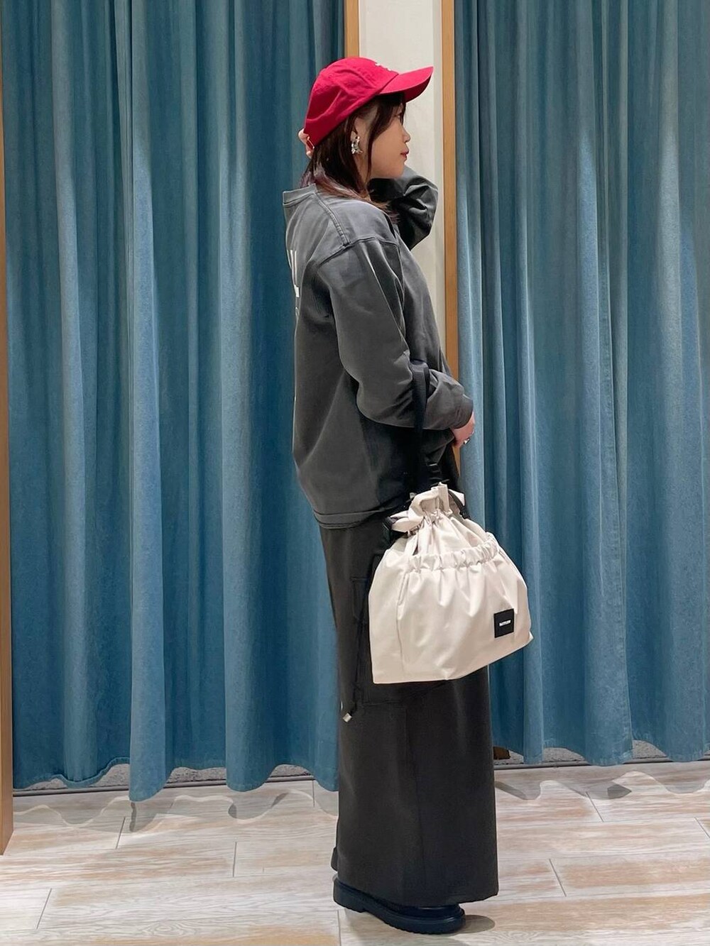 ホワイト系のトートバッグ、その他のローファー、グレー系のその他パンツを着用したレディースの冬コーディネートの2枚目の写真