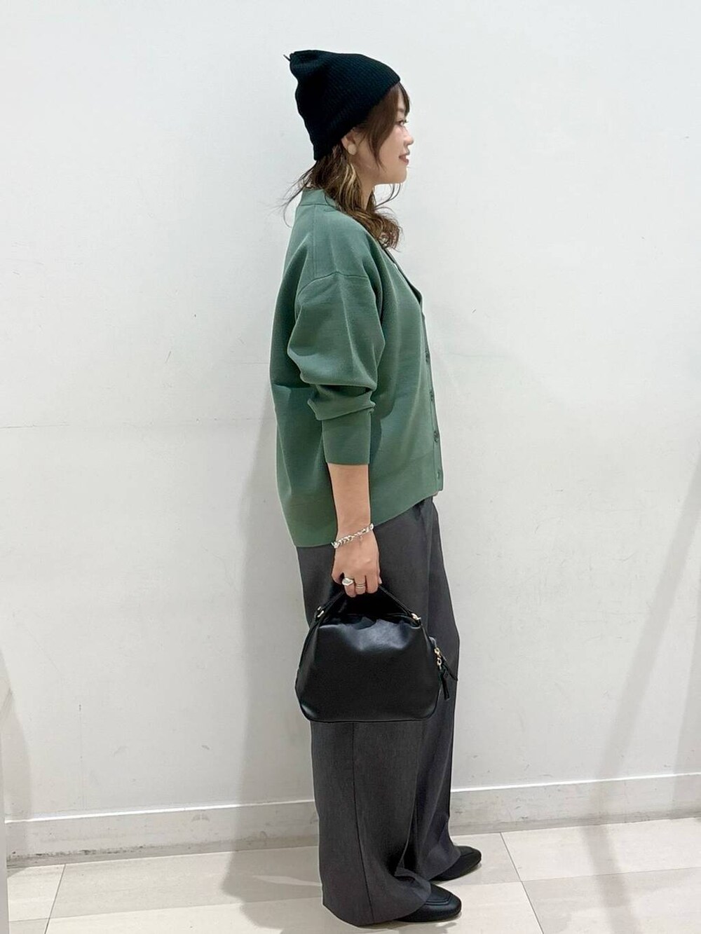 ブラック系のローファー、ブラック系のショルダーバッグ、グレー系のその他パンツを着用したレディースの秋コーディネートの2枚目の写真