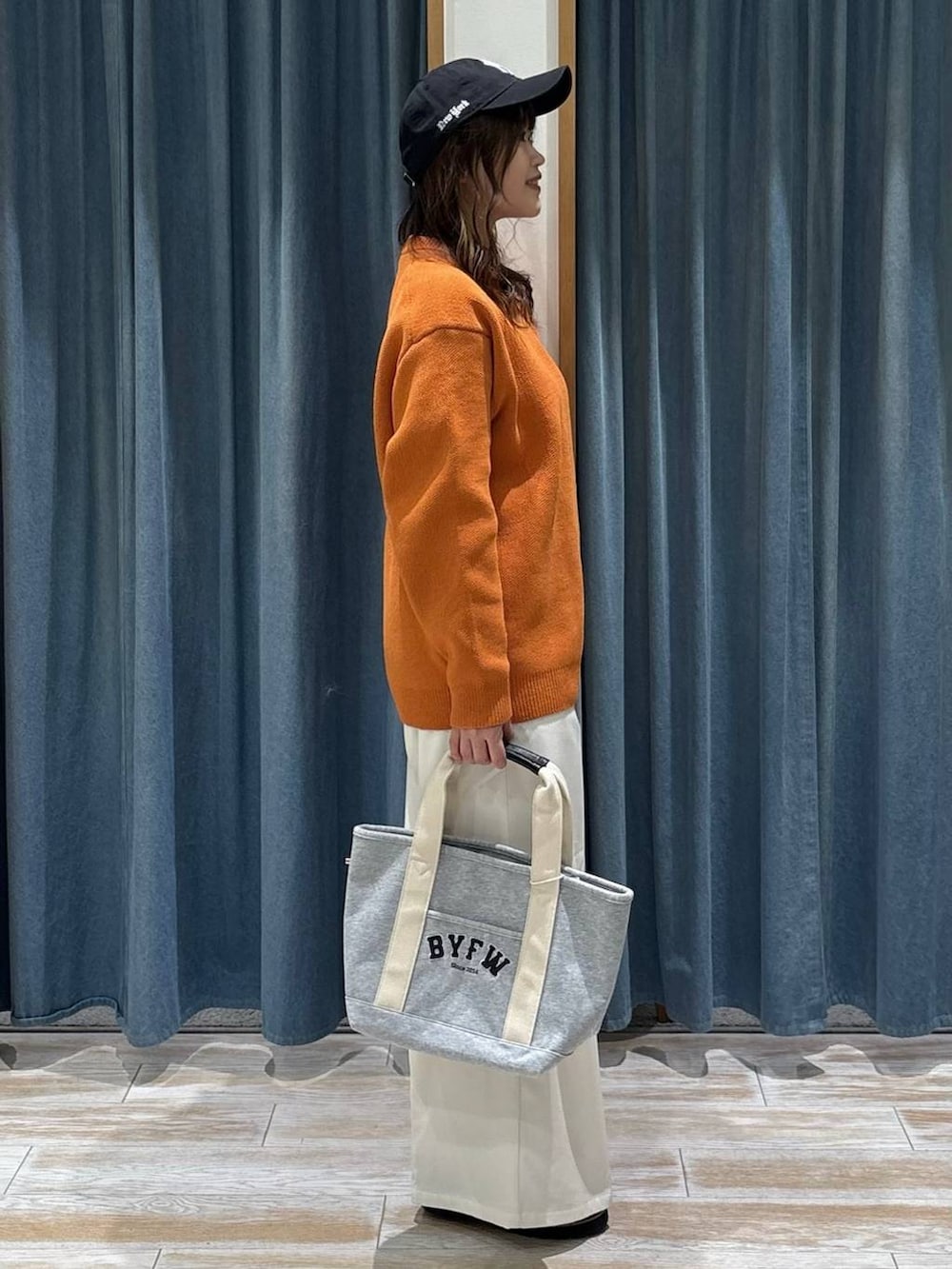 ベージュ系のその他パンツ、ブラック系のローファー、グレー系のトートバッグを着用したレディースの冬コーディネートの2枚目の写真