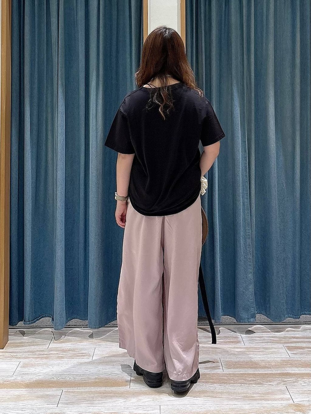 パープル系のその他パンツ、ブラック系のTシャツ/カットソー、その他のネックレスを着用したレディースの春コーディネートの3枚目の写真