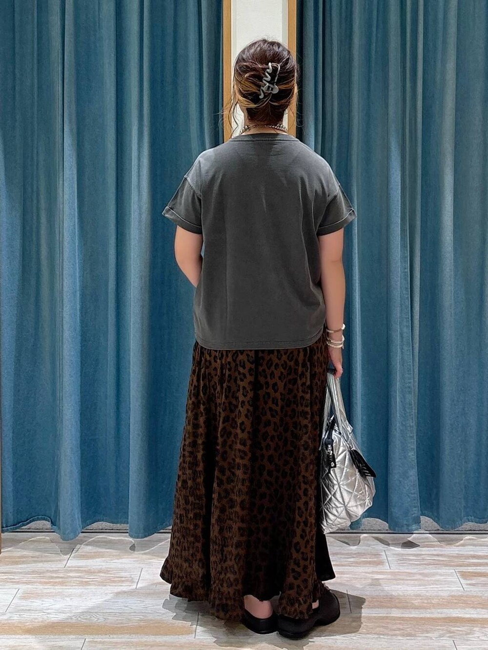 グレー系のTシャツ/カットソー、ブラウン系のスカート、シルバー系のトートバッグを着用したレディースの夏コーディネートの3枚目の写真