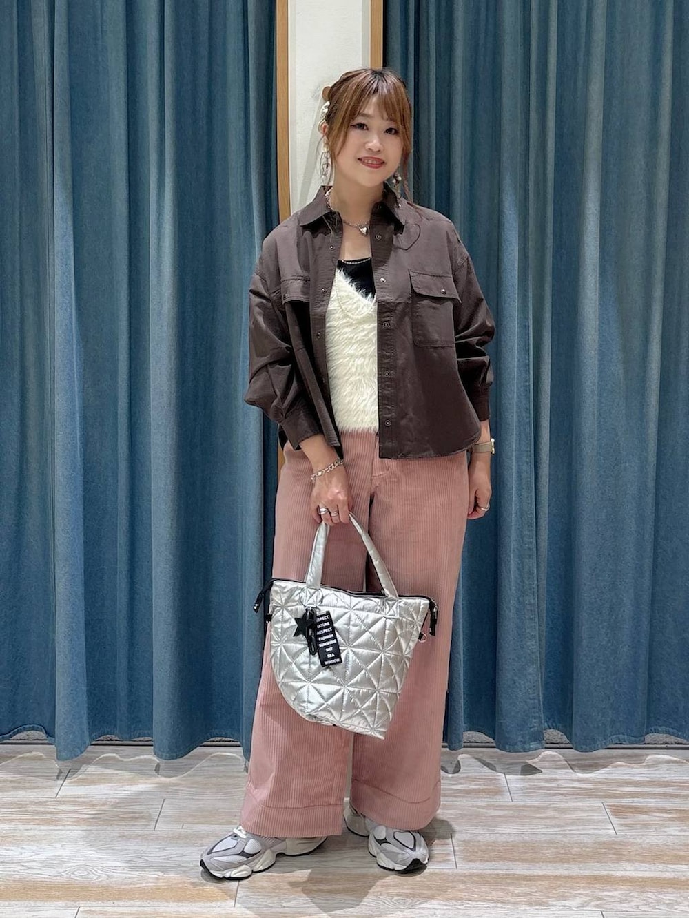 ピンク系のその他パンツ、ホワイト系のベスト、グリーン系のシャツ/ブラウスを着用したレディースの秋コーディネートの4枚目の写真