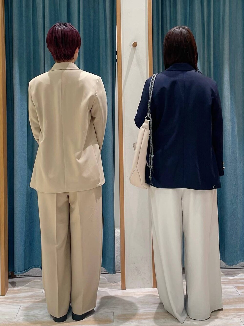 ホワイト系のニット/セーター、ベージュ系のその他パンツ、ベージュ系のテーラードジャケットを着用したレディースの冬コーディネートの3枚目の写真