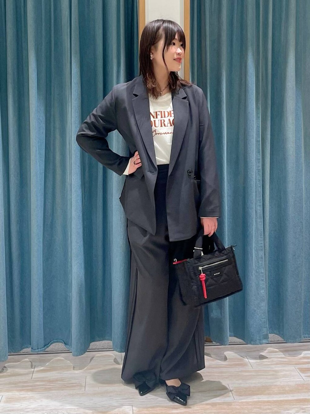 ブラック系のパンプス、グレー系のその他パンツ、グレー系のテーラードジャケットを着用したレディースの春コーディネートの4枚目の写真