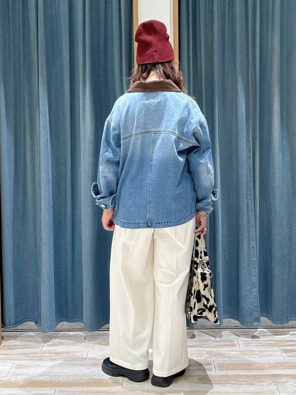 ベージュ系のその他パンツ、ベージュ系のトートバッグ、ブラック系のニット/セーターを着用したレディースの秋コーディネートの3枚目の写真