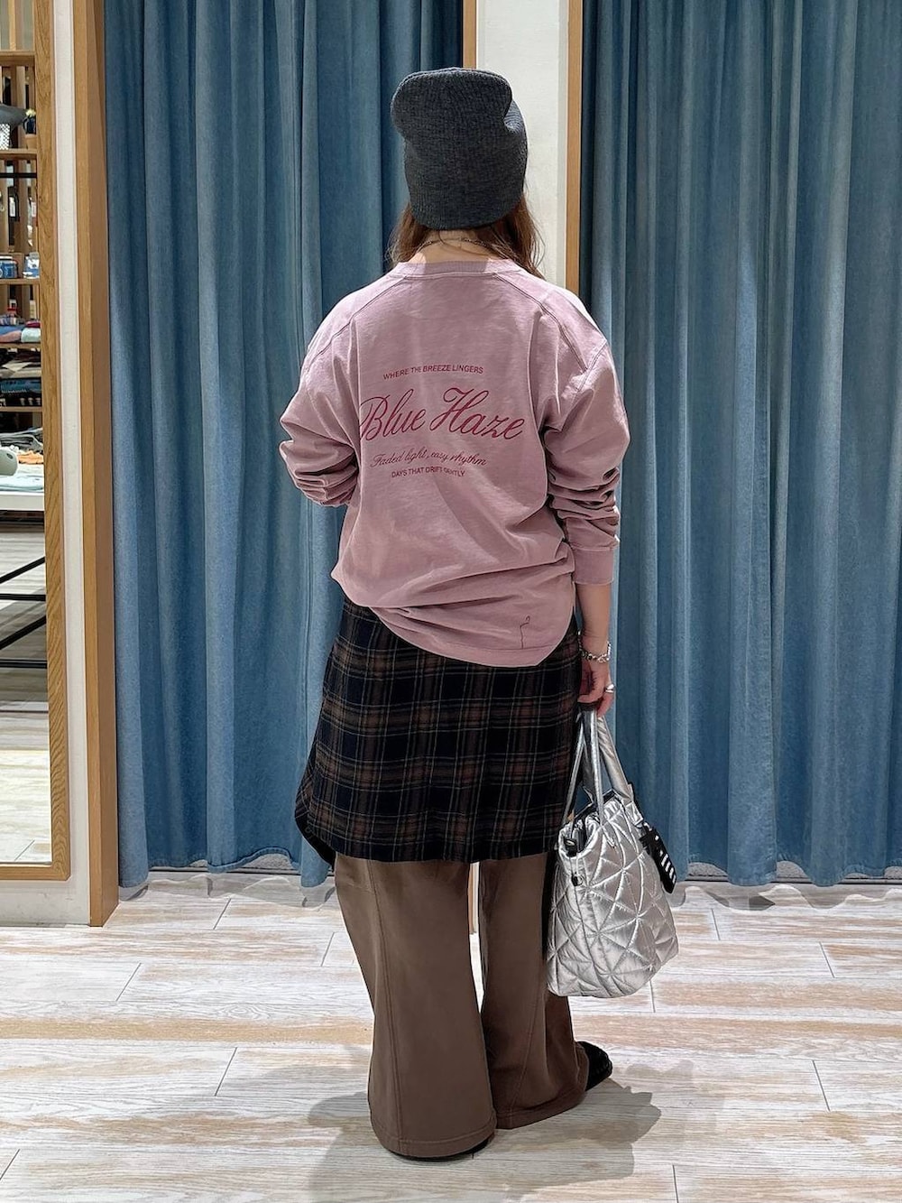 ブラック系のスリッポン、ブラック系のシャツ/ブラウス、パープル系のTシャツ/カットソーを着用したレディースの夏コーディネートの2枚目の写真