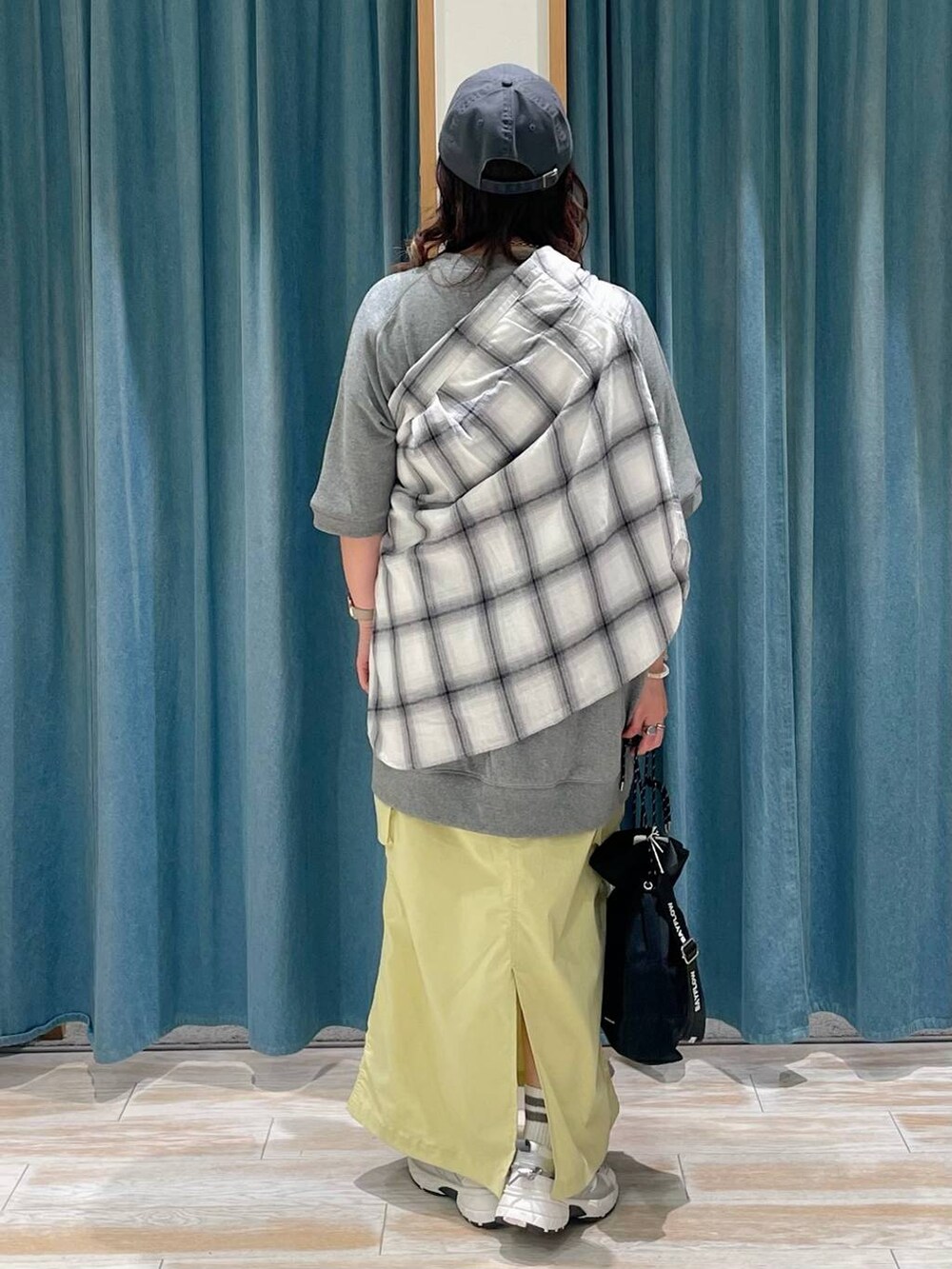 ブラック系のショルダーバッグ、ホワイト系のスニーカー、ホワイト系のシャツ/ブラウスを着用したレディースの春コーディネートの3枚目の写真