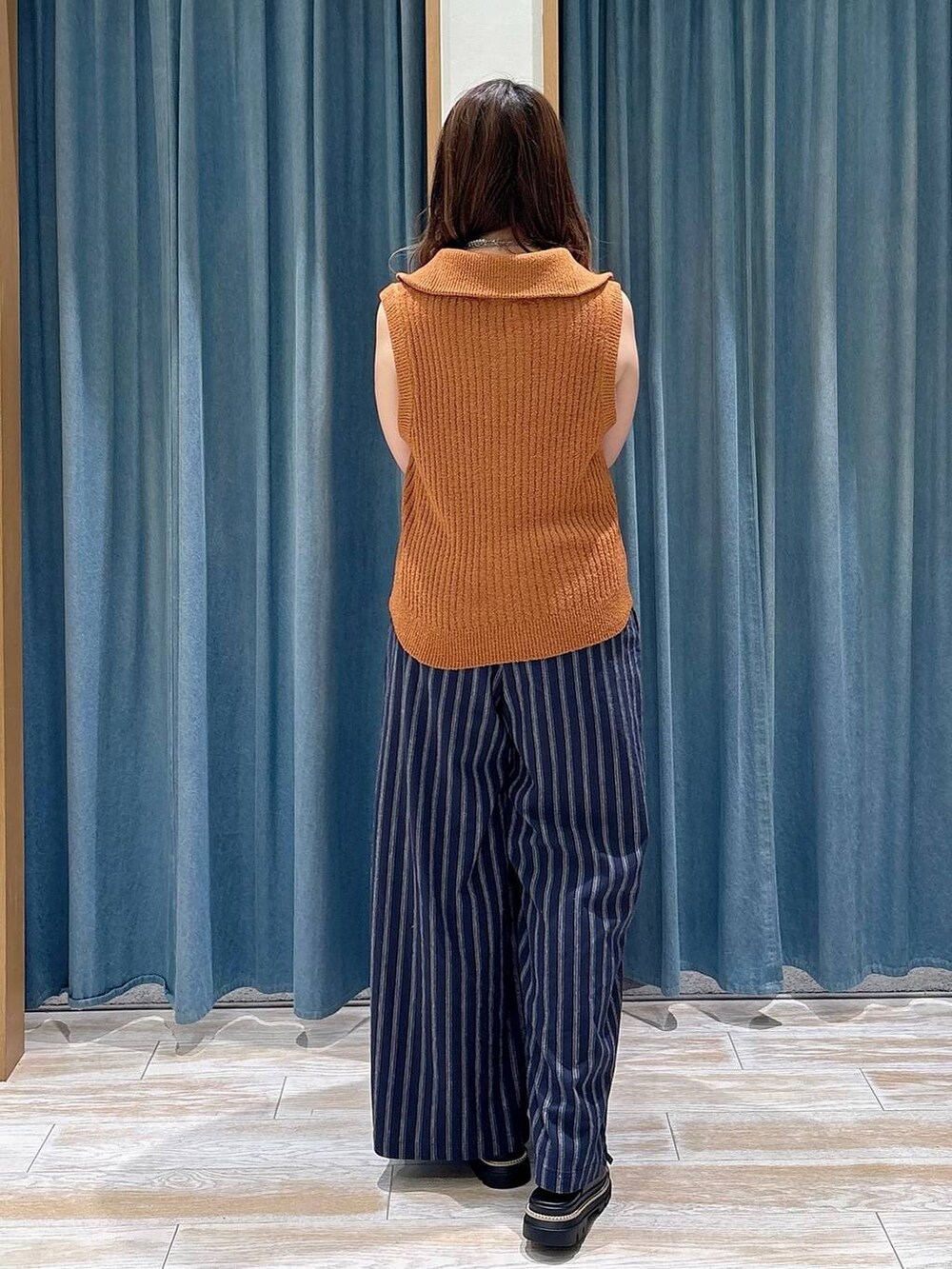 シルバー系のショルダーバッグ、ブルー系のその他パンツ、ブラック系のサンダルを着用したレディースの春コーディネートの2枚目の写真
