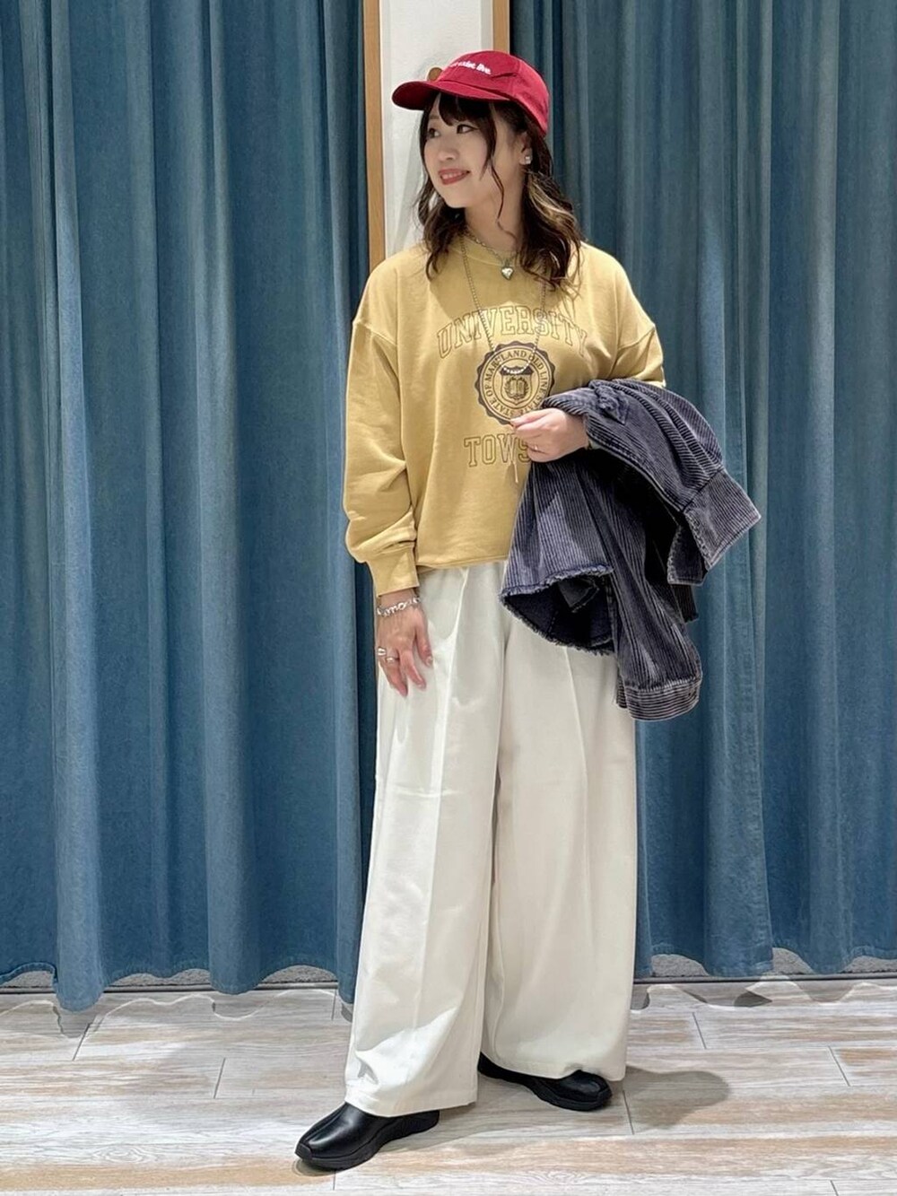 ベージュ系のその他パンツ、ブラック系のブーツ、イエロー系のスウェットを着用したレディースの秋コーディネートの4枚目の写真