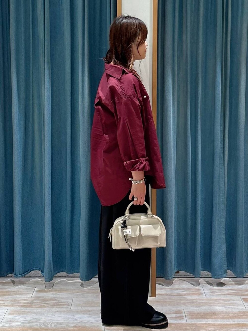 ブラック系のキャミソール、ブラック系のその他パンツ、レッド系のシャツ/ブラウスを着用したレディースの夏コーディネートの2枚目の写真