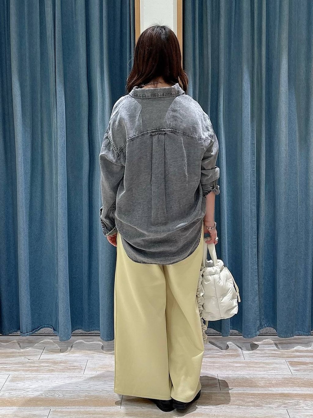 グレー系のシャツ/ブラウス、ホワイト系のショルダーバッグ、イエロー系のその他パンツを着用したレディースの冬コーディネートの3枚目の写真