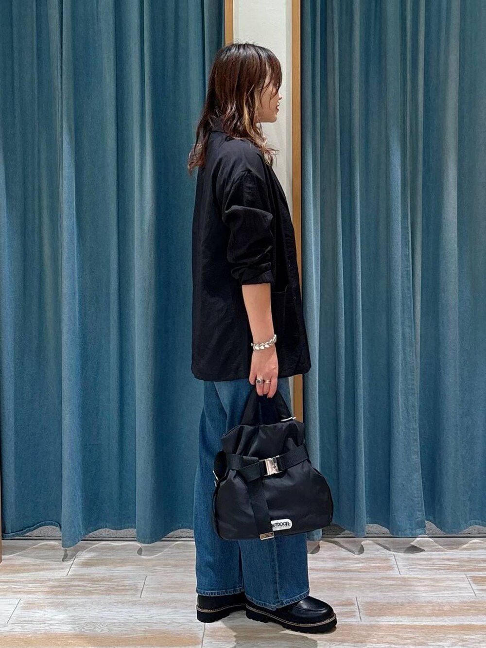 ブラック系のキャミソール、ブラック系のトートバッグ、ブラック系のローファーを着用したレディースの秋コーディネートの2枚目の写真