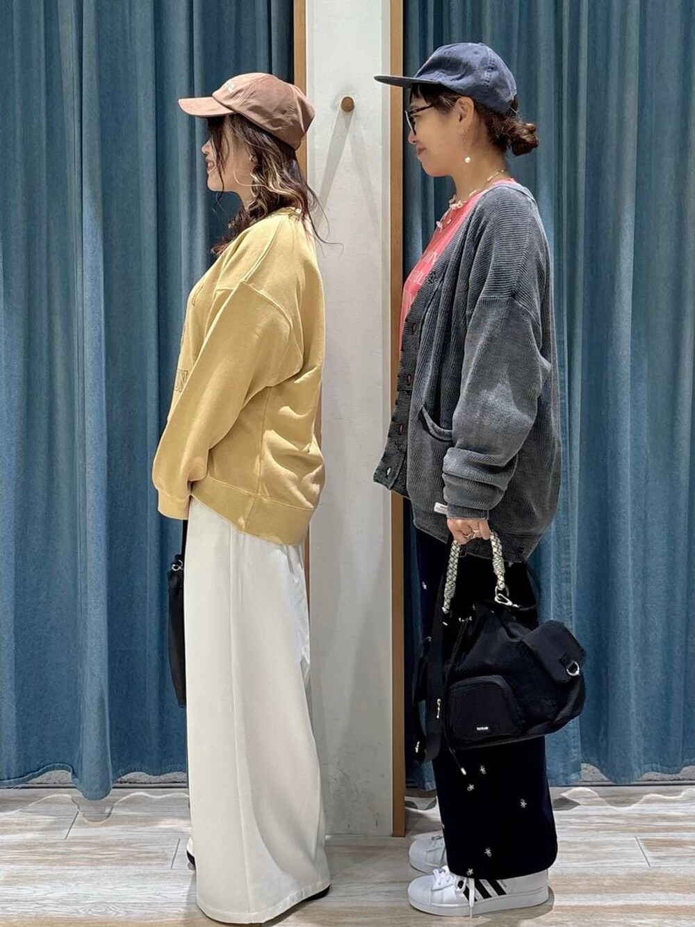 ホワイト系のその他シューズ、ベージュ系のその他パンツ、ブルー系のその他パンツを着用したレディースの秋コーディネートの2枚目の写真