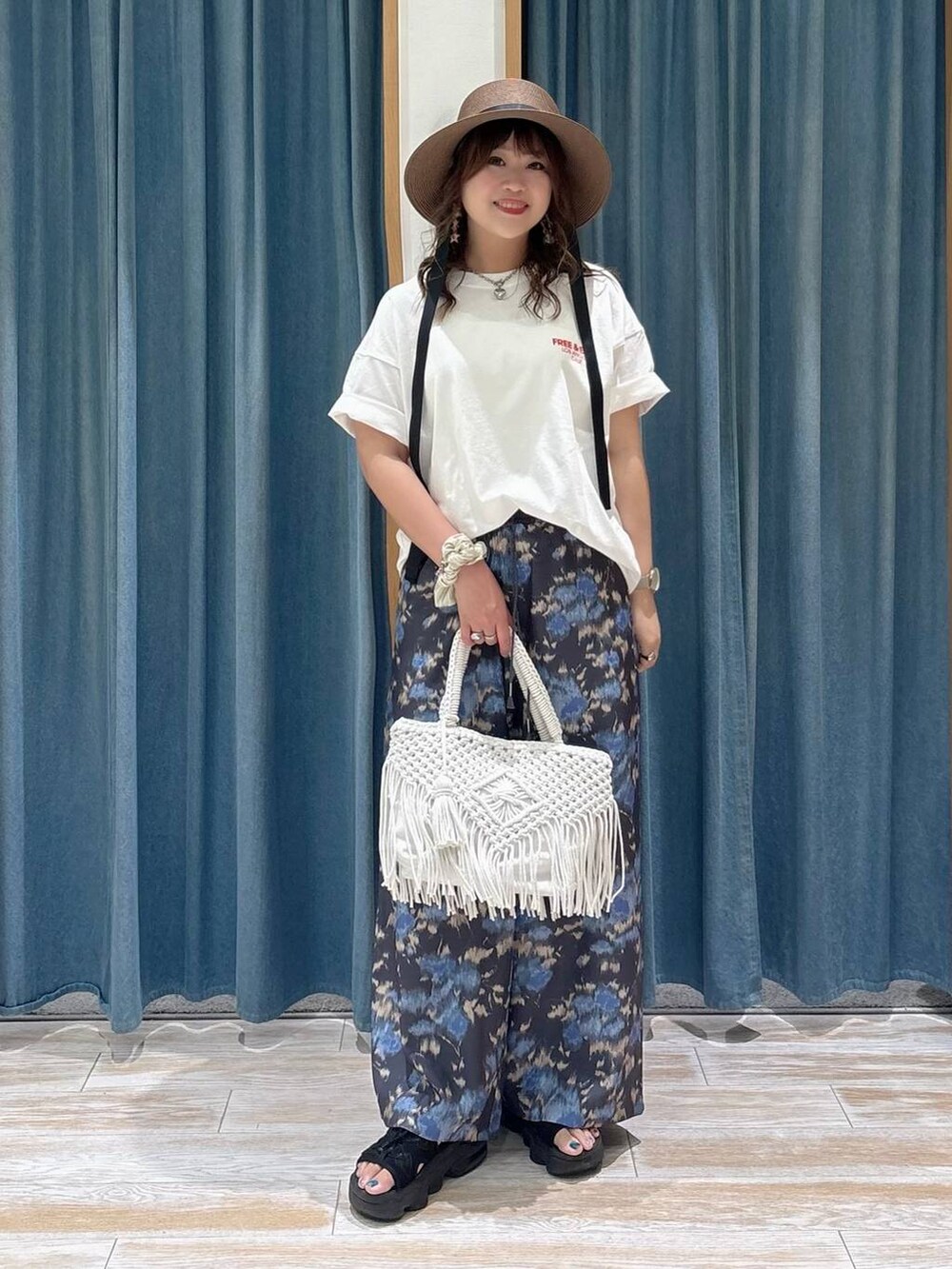 ブラック系のその他パンツ、ベージュ系のトートバッグ、ホワイト系のTシャツ/カットソーを着用したレディースの春コーディネートの2枚目の写真
